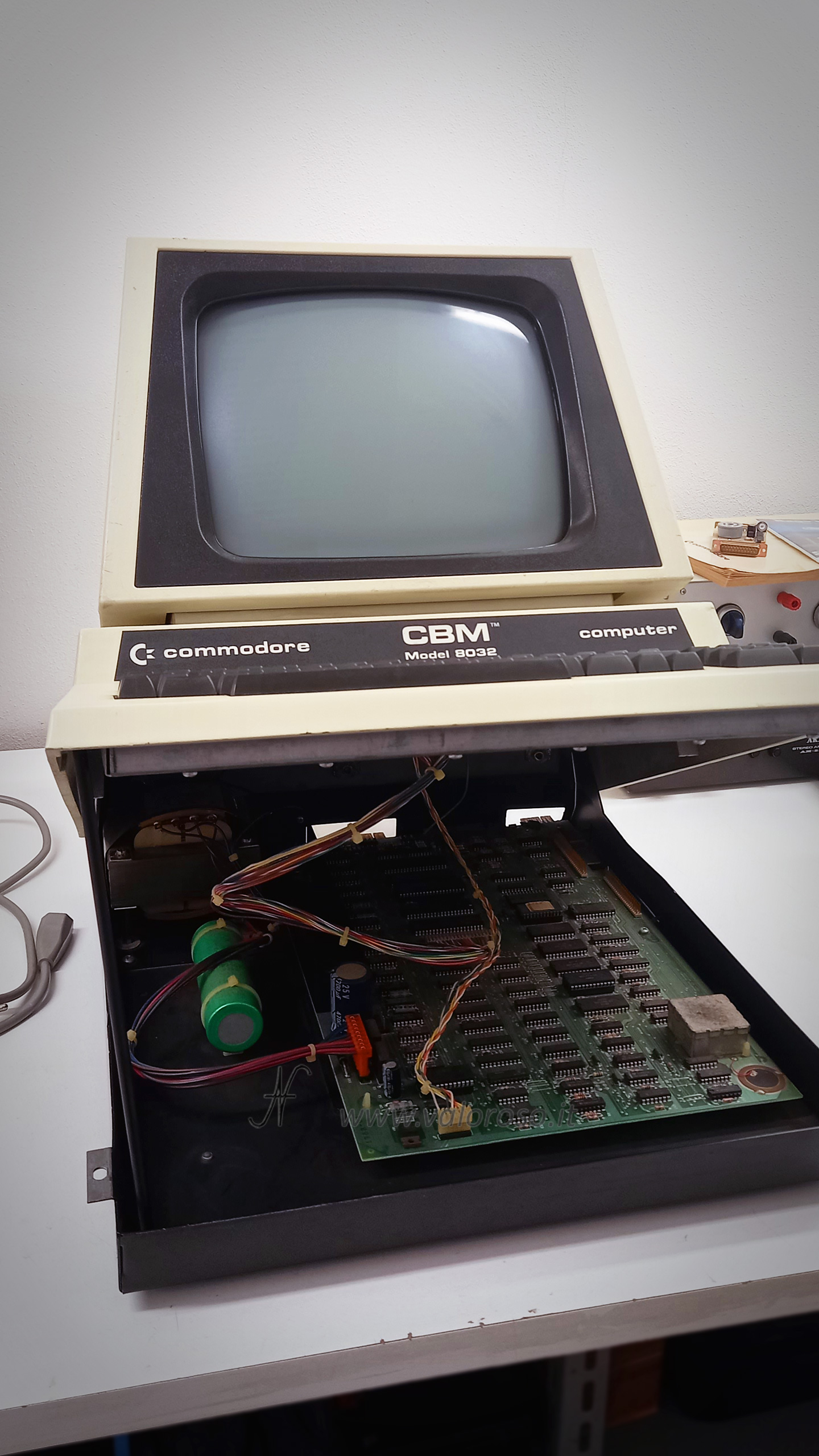 CBM 8032, Commodore PET, computer vintage aperto, sembra il cofano di un'autovettura