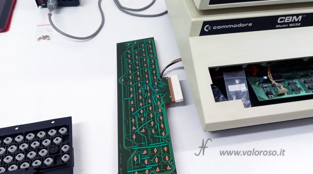 CBM 8032, Commodore PET, test circuito stampato PCB tastiera Mitsumi, chiusura contatti con connettore inserito