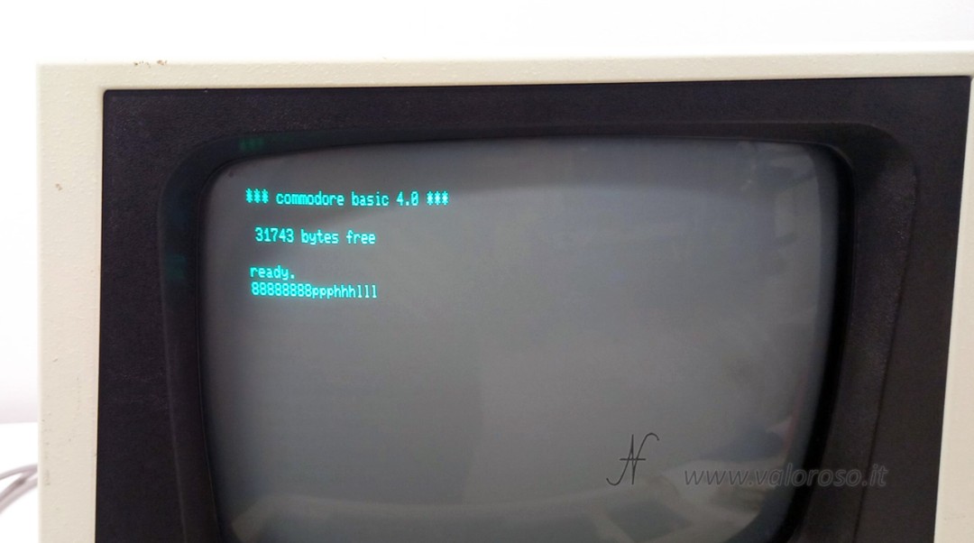 CBM 8032, Commodore PET, scritte su monitor CRT, il circuito della tastiera funziona