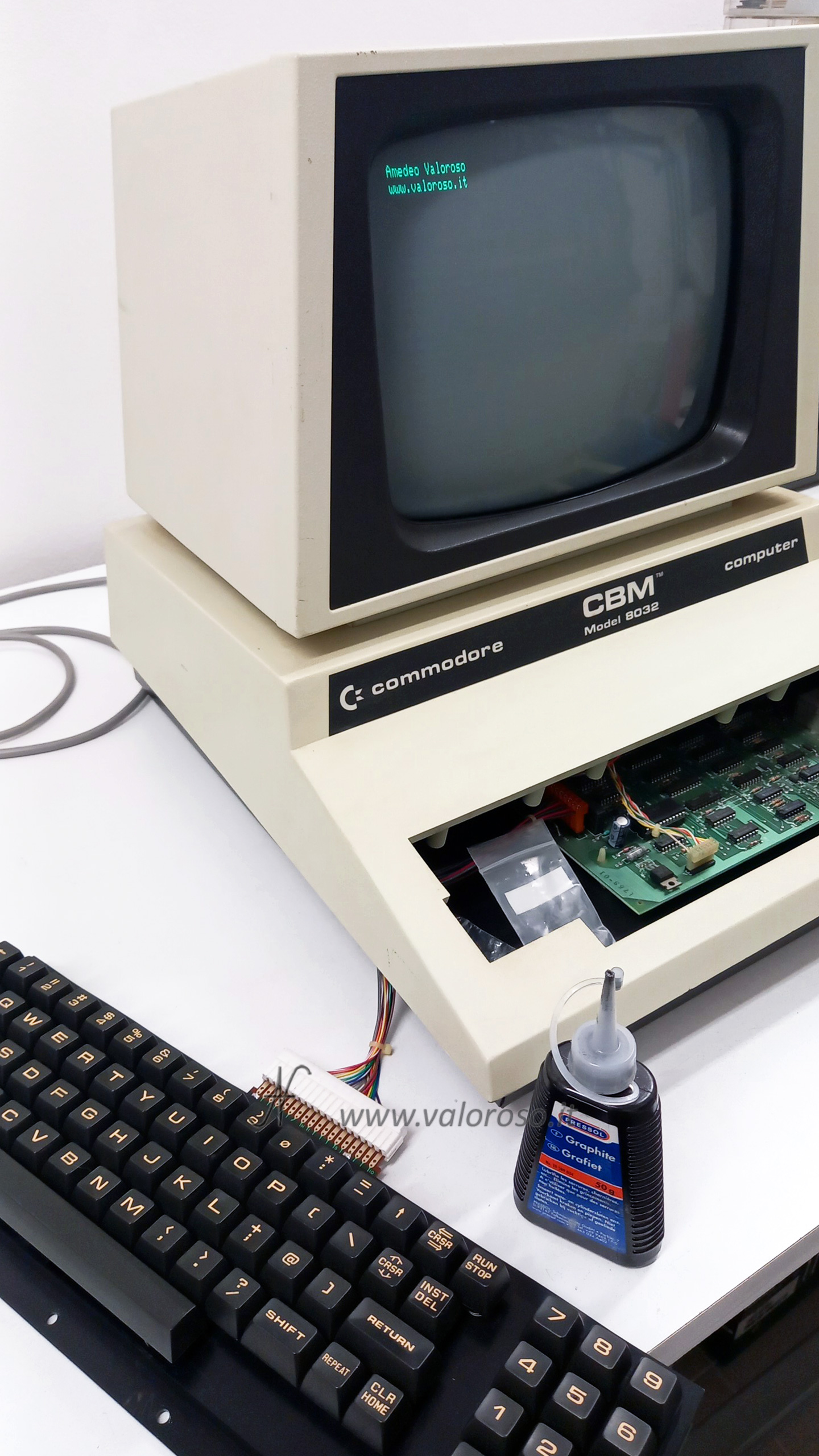 CBM 8032, Commodore PET, prova tastiera Mitsumi prima di chiuderla