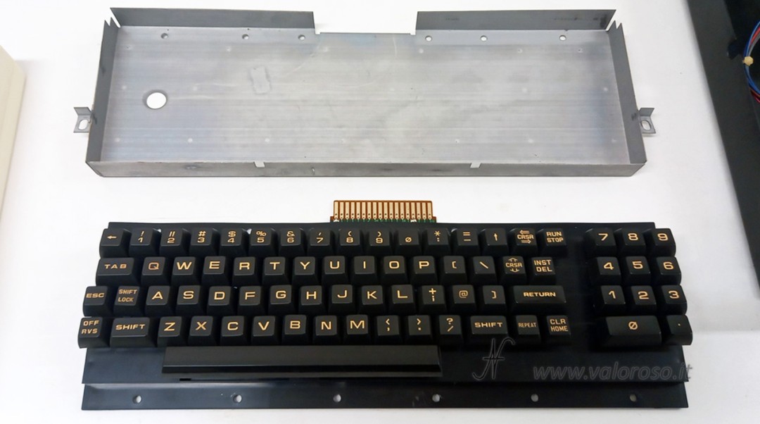 CBM 8032, Commodore PET, tastiera Mitsumi con contenitore metallico