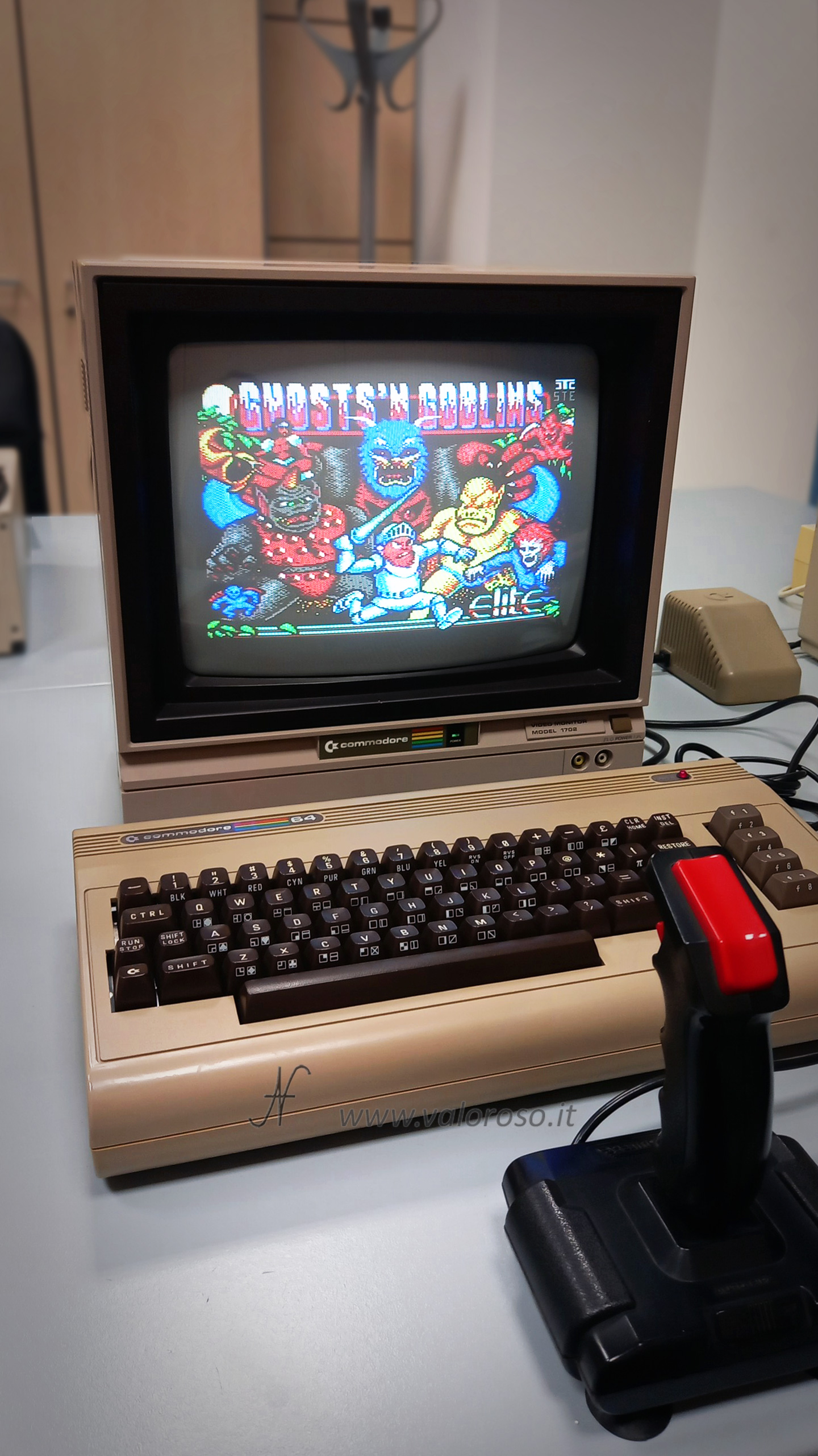 Commodore 64, original CRT monitor Commodore 1702, anni 80, retrogaming, Ghosts'n Goblins videogame