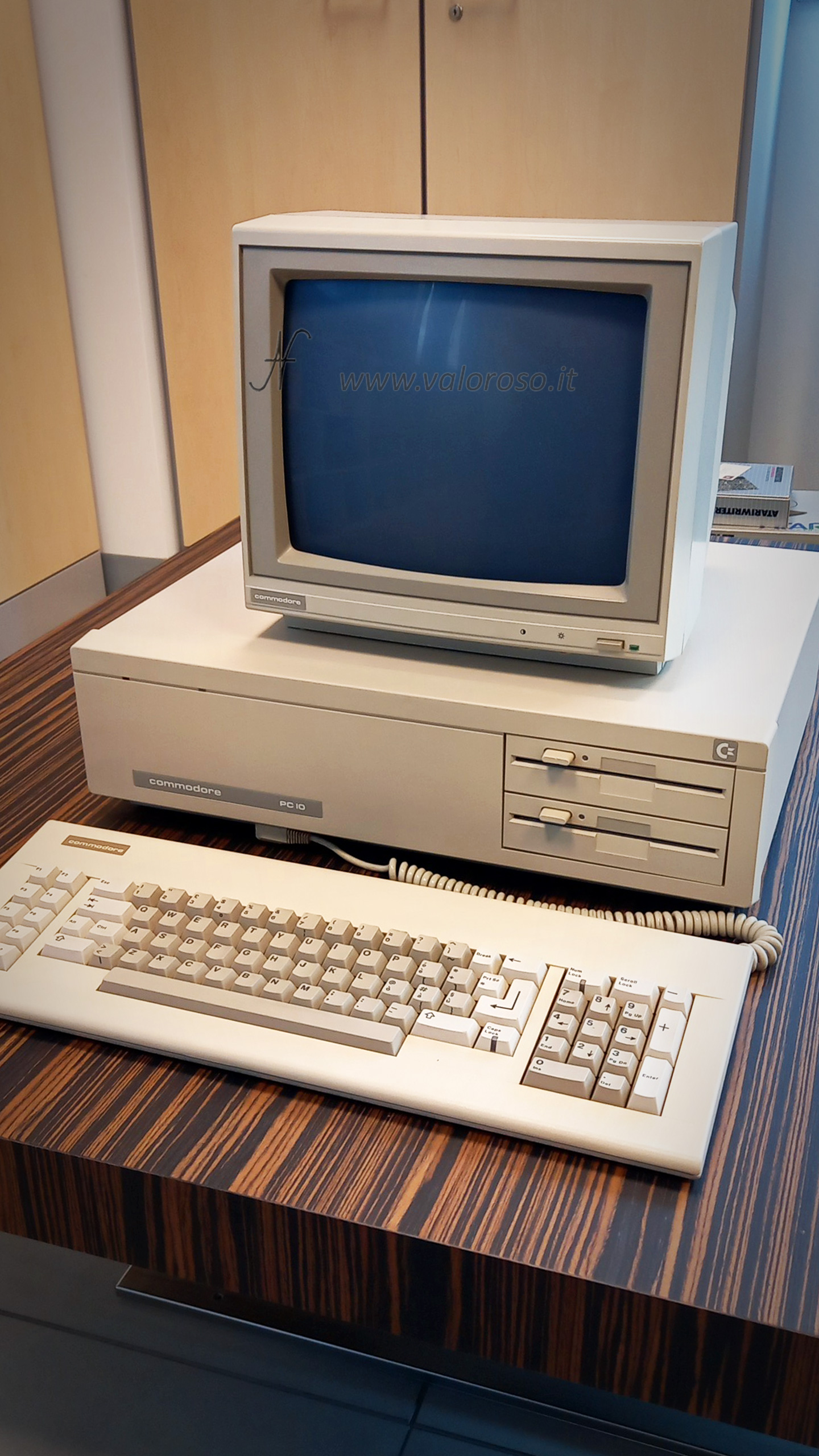 Commodore PC10 vintage computer, original monitor, keyboard, tastiera, crt