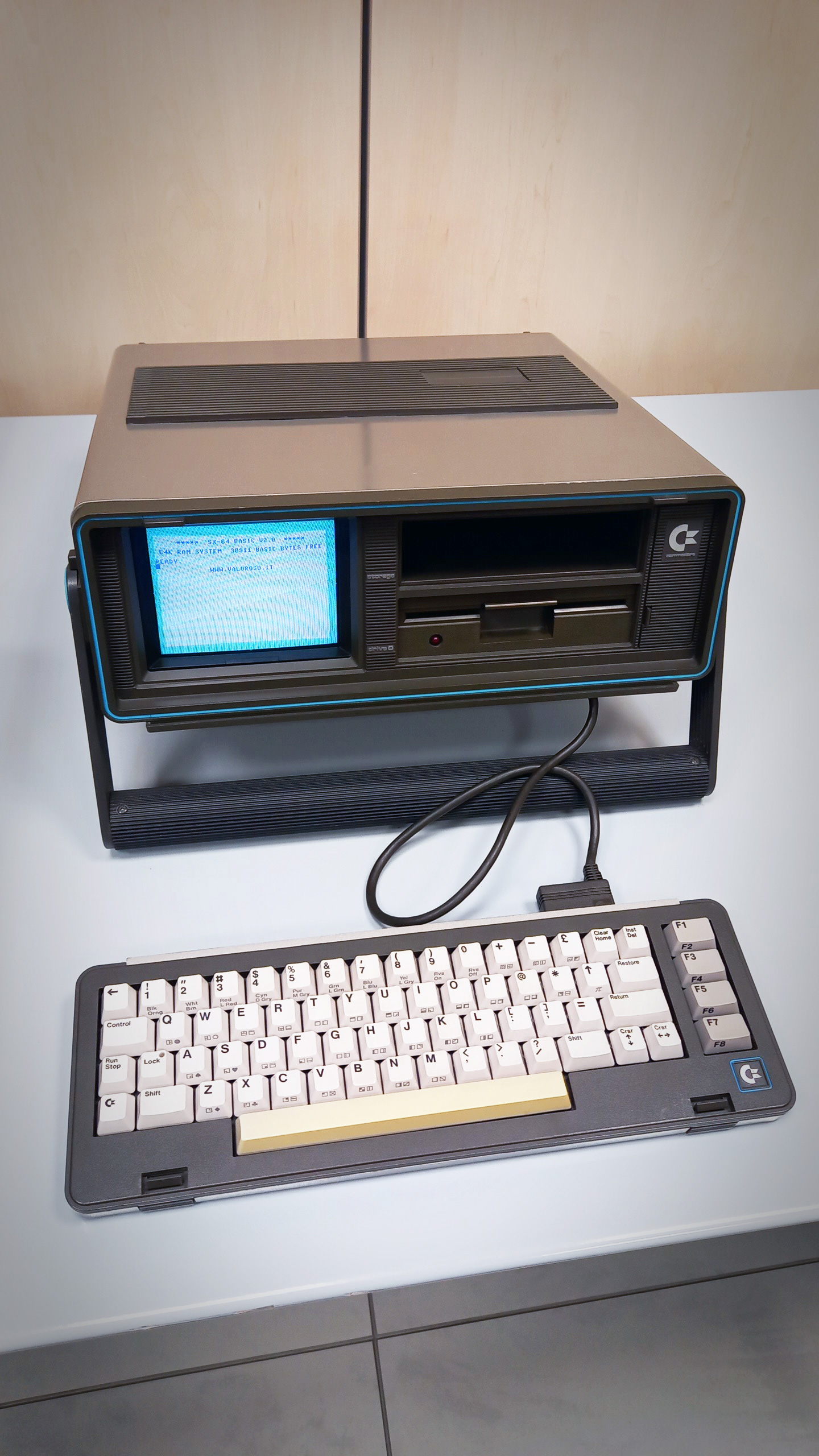 Commodore SX-64, Commodore SX64, Commodore Executive, 80s portable laptop, color CRT monitor, with original keyboard