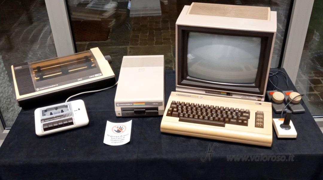 Postazione gaming anni 80, Commodore 64, CRT, drive Commodore 1541, stampante Commodore MPS 801, datassette, joystick, paddle