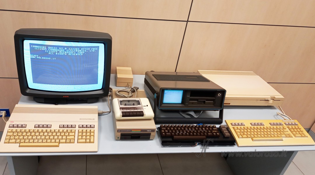 Scrivania Commodore 128, Mivar 20P1 CRT, 1541 floppy disk drive, Datassette, Commodore SX-64 executive, Commodore 128D, percorso tematico