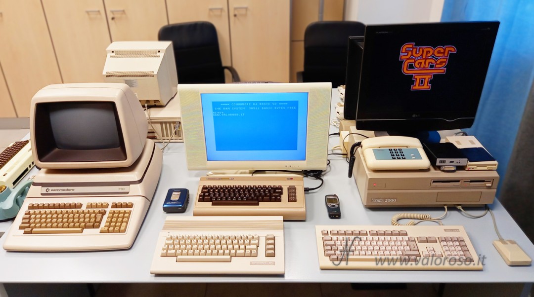 Scrivania Commodore 710, CBM-II, Commodore 64, Commodore 64C, Amiga 2000, Gotek, tastiera, mouse, Nokia 7110, percorso tematico